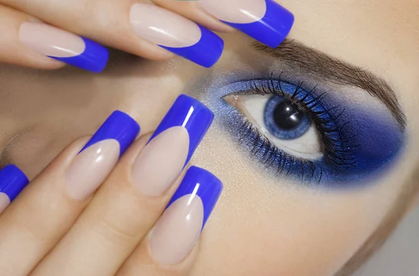 Zamknij Portret Młodej Kobiety Dużymi Niebieskimi Oczami Prefektem Manicure Makijaż — Zdjęcie stockowe