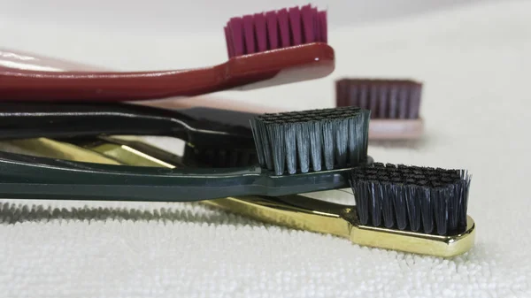 Escovas de dentes coloridas isoladas no fundo branco . — Fotografia de Stock
