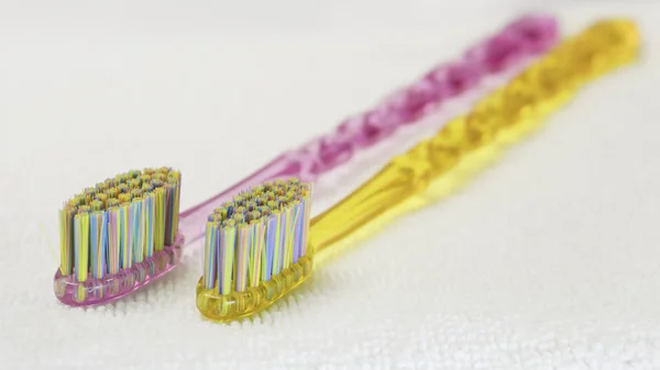 Brosses à dents colorées isolées sur le fond blanc . — Photo