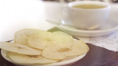 Çay pişmiş susuz elma cips ile 