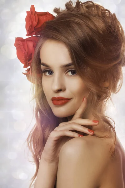 Moda bonita Mulher com lábios vermelhos e pregos. Rosas no cabelo . — Fotografia de Stock