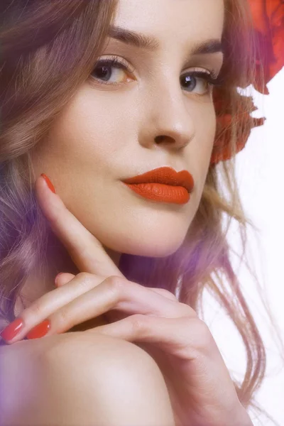 美丽时尚女人的Portret 红唇和发丝 — 图库照片