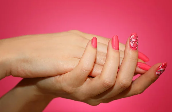 Välklippta kvinnans naglar med rosa nailart med blommor. — Stockfoto