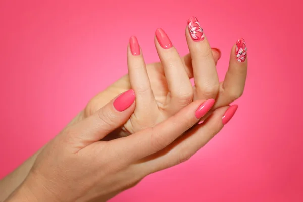 Manicured woman's nails with pink nailart with flowers. — Stock Photo, Image