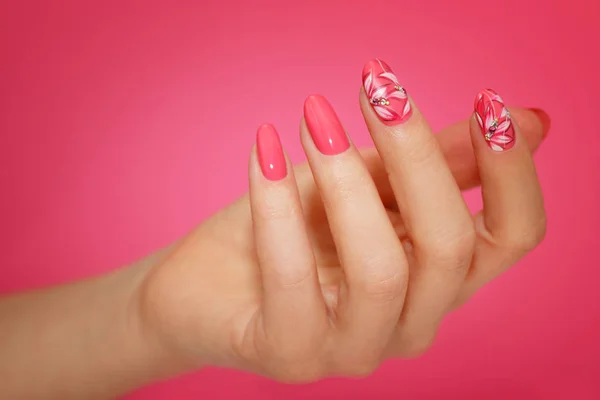 Περιποιημένα νύχια της γυναίκας με ροζ nailart με λουλούδια. — Φωτογραφία Αρχείου
