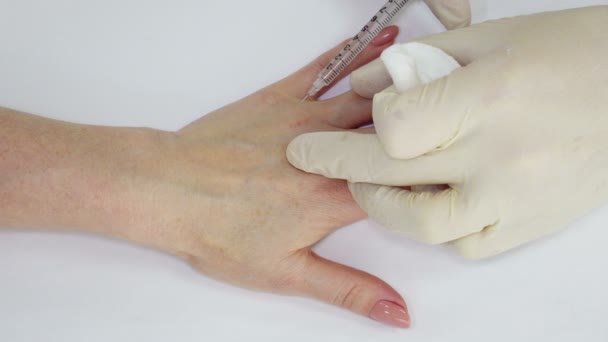 Frauen Hand bekommen Injektion in Schönheitsklinik. Kosmetische Injektion Behandlung. — Stockvideo