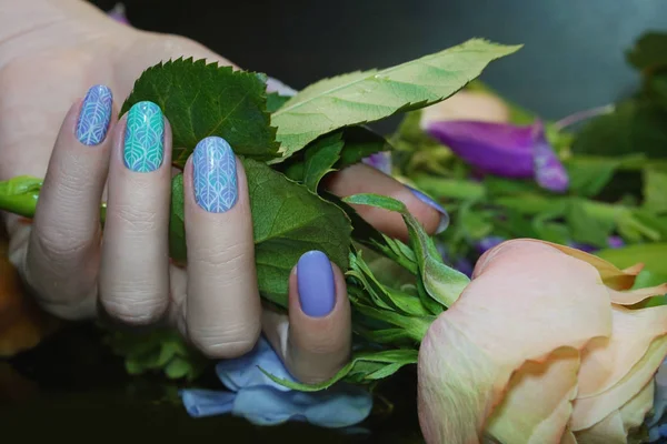 Manicura hermosa del arte del clavo con flores.Cuidado del clavo . — Foto de Stock