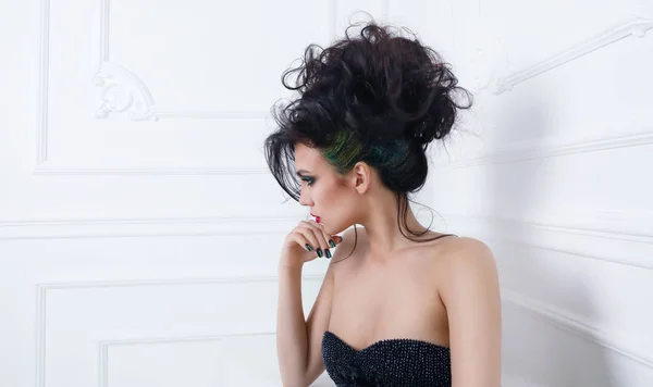 Belle fille avec coiffure bouclée manucure parfaite et maquillage — Photo