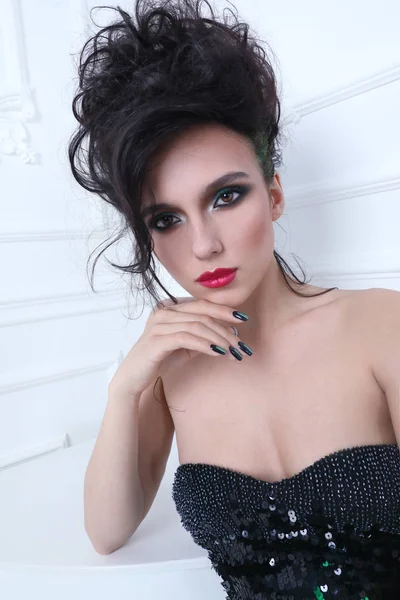Vacker flicka med krullig frisyr perfekt manikyr och make-up — Stockfoto