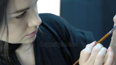 Manikürcü yapım moda nailart. Kadın uygulama tırnak cilası. 