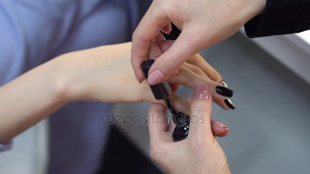 Manicura haciendo uñas de moda. Mujer aplicando esmalte de uñas . — Vídeo de stock
