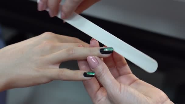 Manicurista che fa unghie alla moda. Donna che applica lo smalto . — Video Stock