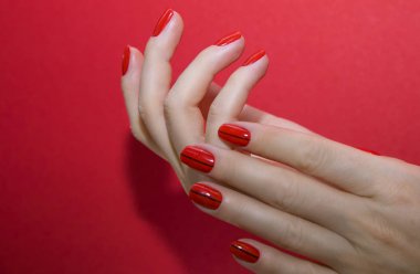 Güzel eller kırmızı manikür ve izole çivi