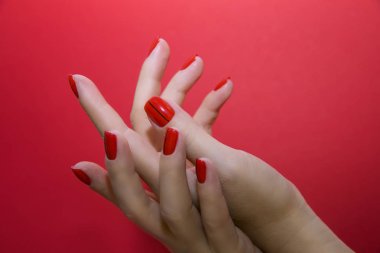 Güzel eller kırmızı manikür ve izole çivi