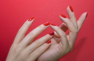 Güzel eller kırmızı manikür ve izole çivi