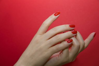 Güzel eller kırmızı manikür ve izole çivi