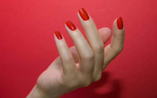 Prachtige vrouwelijke handen met rode manicure en nagel geïsoleerd — Stockfoto