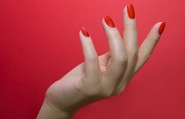 Belas mãos femininas com manicure vermelho e unha isolada — Fotografia de Stock