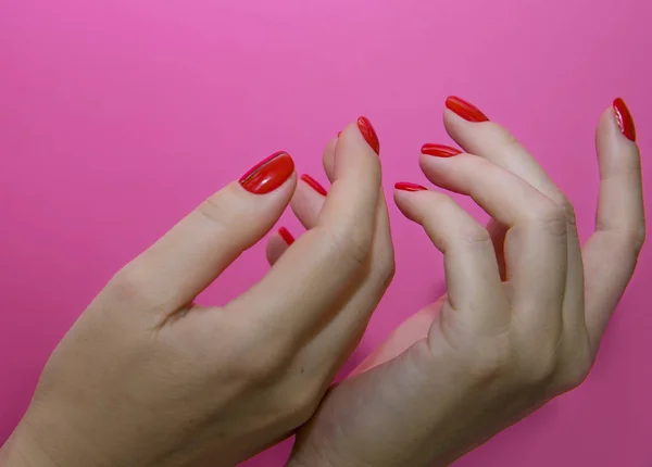 Belas mãos femininas com manicure vermelho e unha isolada — Fotografia de Stock