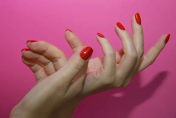 Belle mani femminili con manicure rossa e chiodo isolato — Foto Stock