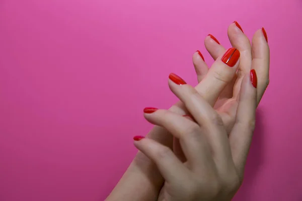 Piękne, kobiece ręce z paznokci i manicure czerwony na białym tle — Zdjęcie stockowe