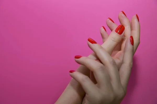 Belas mãos femininas com manicure vermelho e unha isolada — Fotografia de Stock