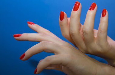  Güzel el ile renkli tırnak sanat tasarım manikür