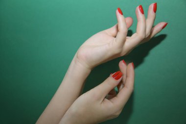  Güzel el ile renkli tırnak sanat tasarım manikür