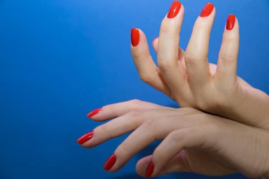  Güzel el ile renkli tırnak sanat tasarım manikür