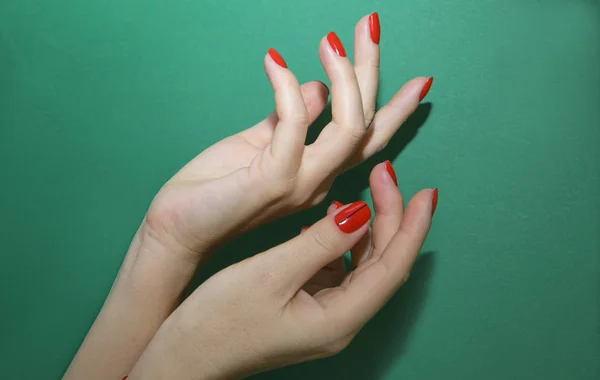 Красивая женская рука с красочным маникюром для ногтей — стоковое фото