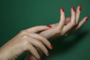  Güzel el ile renkli tırnak sanat tasarım manikür