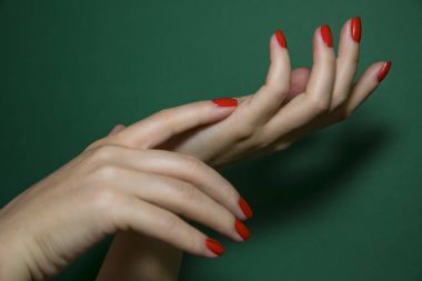  Güzel el ile renkli tırnak sanat tasarım manikür