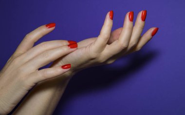  Güzel el ile renkli tırnak sanat tasarım manikür