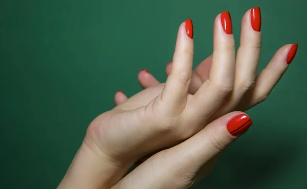 Bella mano femminile con manicure colorata nail art design — Foto Stock