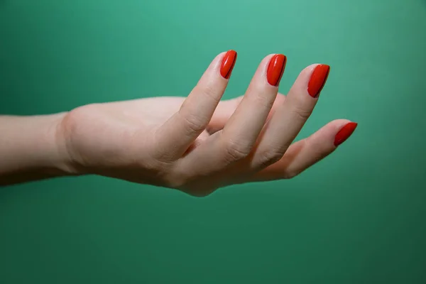 Hermosa mano femenina con manicura de diseño de uñas de colores — Foto de Stock