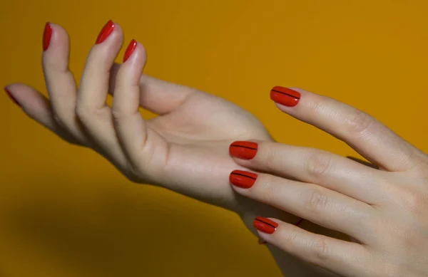 Bela mão feminina com manicure de design de arte de unhas coloridas — Fotografia de Stock