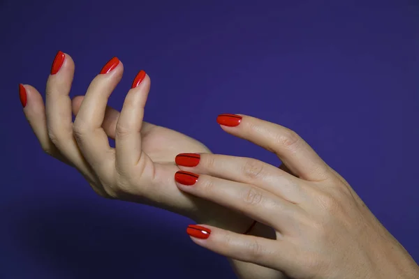 Hermosa mano femenina con manicura de diseño de uñas de colores — Foto de Stock