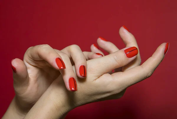 Hermosa mano femenina con manicura de diseño de uñas de colores — Foto de Stock