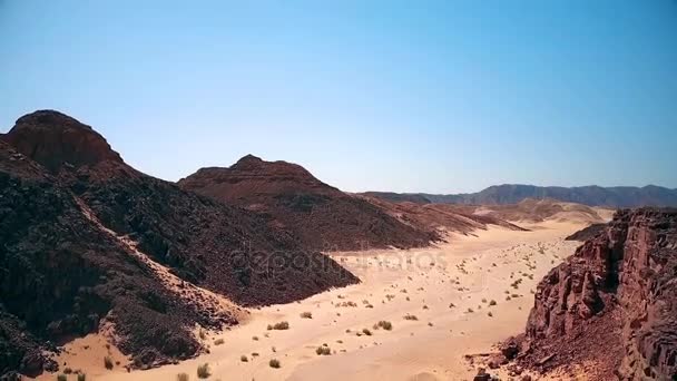 Vista aérea de las dunas de arena y montaña . — Vídeo de stock