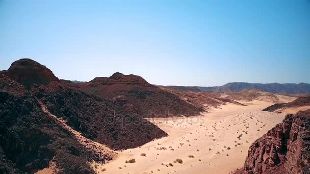 砂丘と山の空撮. — ストック動画