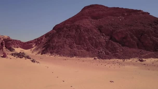 Flygfoto över sanddyner och bergen. — Stockvideo