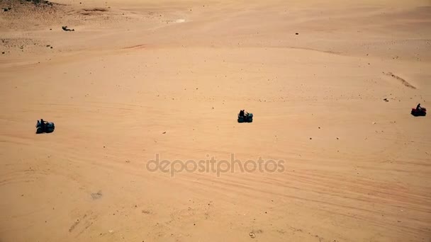 Skyline Flygfoto över unga män Ridande fyrhjulingar över sanddyner i öknen. — Stockvideo