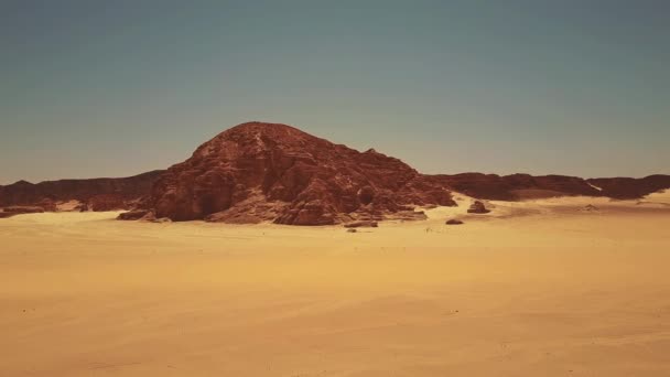 Letecký pohled na písečných dun a hory. — Stock video