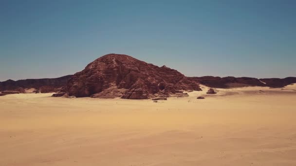 Flygfoto över sanddyner och bergen. — Stockvideo
