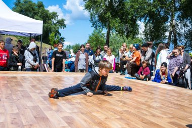 Kiev, Ukrayna - 28 Mayıs 2017: Street Sanatçı atlamak açık havada