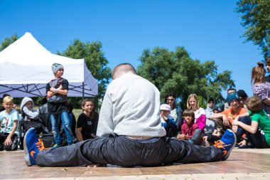 Kiev, Ukrayna - 28 Mayıs 2017: Street Sanatçı atlamak açık havada