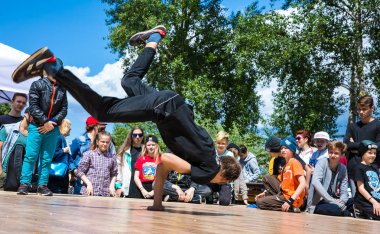 Kiev, Ukrayna - 28 Mayıs 2017: Street Sanatçı atlamak açık havada
