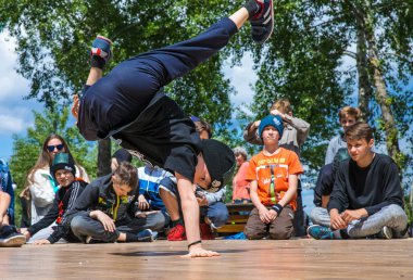 KIEV, UKRAINE - 28 Mayıs 2017: Bboy gösteri yapıyor - sokak sanatçısı breakdance