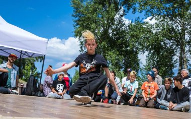 KIEV, UKRAINE - 28 Mayıs 2017: Bboy gösteri yapıyor - sokak sanatçısı breakdance