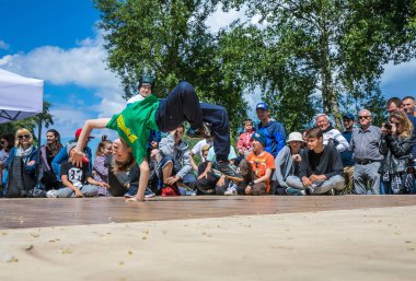 KIEV, UKRAINE - 28 Mayıs 2017: Bboy gösteri yapıyor - sokak sanatçısı breakdance